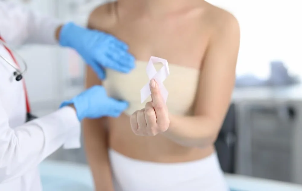 Biopsja piersi – jakie są rodzaje badania i kiedy lekarz podejmuje decyzję o jego wykonaniu?